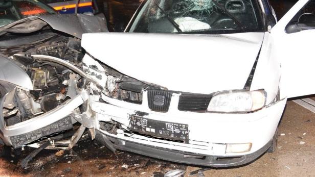 Zwei beschädigte Autos nach einem Verkehrsunfall.