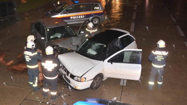 Nach einem Autounfall arbeiten Feuerwehrleute an der Unfallstelle in Wien.