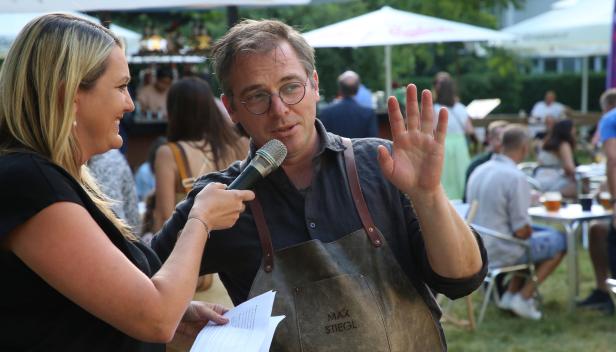 Max Stiegl wird von einer Frau interviewt.