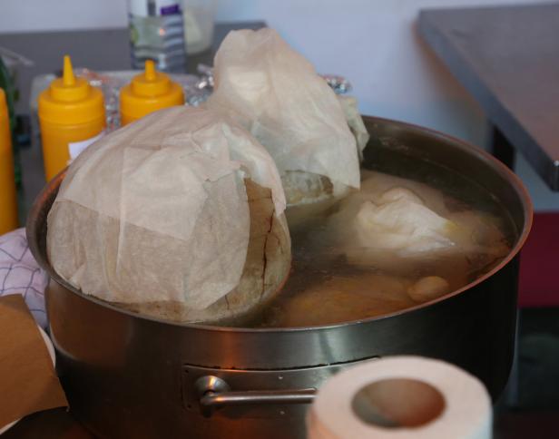 Kohlrouladen werden in einem großen Topf gekocht.