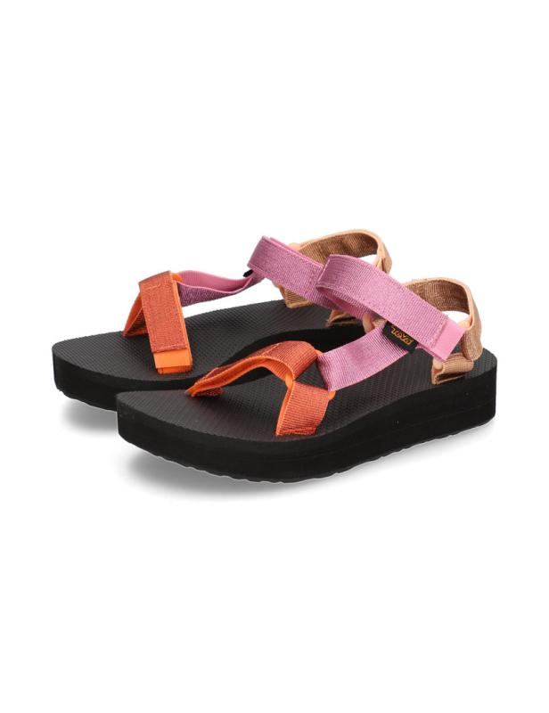 Ein Paar Teva-Sandalen mit orangefarbenen und rosafarbenen Riemen auf einer schwarzen Sohle.