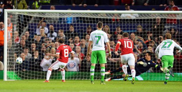 Juan Mata schießt ein Tor für Manchester United gegen den VfL Wolfsburg.