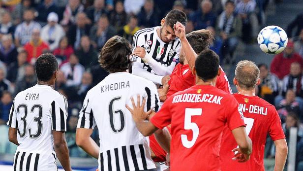 Fußballspieler kämpfen um den Ball während eines Spiels.