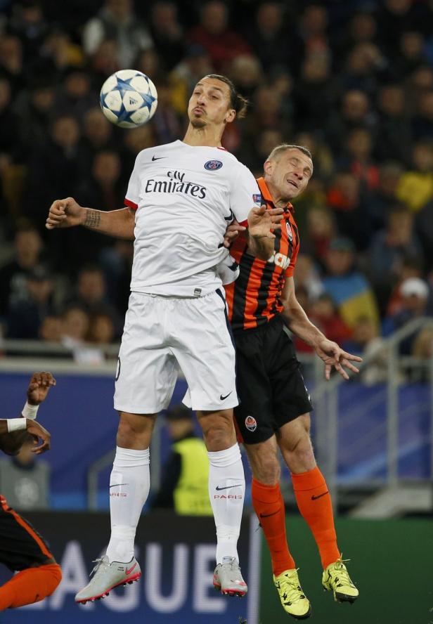 Zlatan Ibrahimović köpft im Spiel gegen Shakhtar Donezk den Ball.