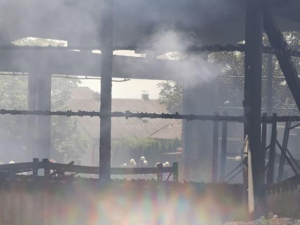 Feuerwehr-Großeinsatz: Lagerhalle brannte völlig aus