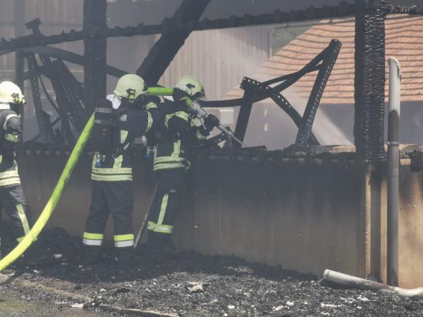 Feuerwehr-Großeinsatz: Lagerhalle brannte völlig aus