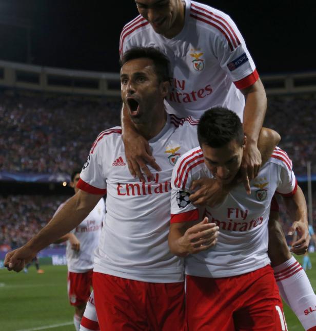 Drei Fußballspieler von Benfica Lissabon feiern ein Tor.