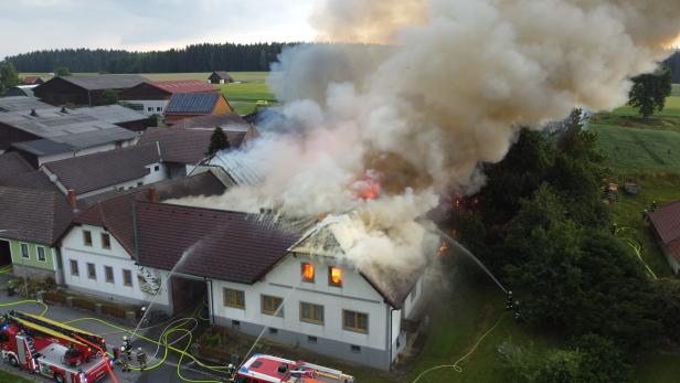 Großalarm in NÖ: Bauernhof in Flammen, Unwetter gefährden Einsatz