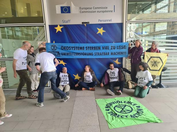 Klimaaktivisten kleben sich an Türen der EU-Kommission