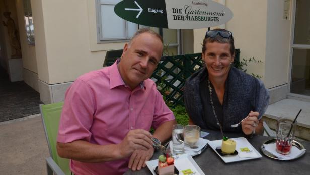 Baden: Gänseblümchentorte und Rosentee