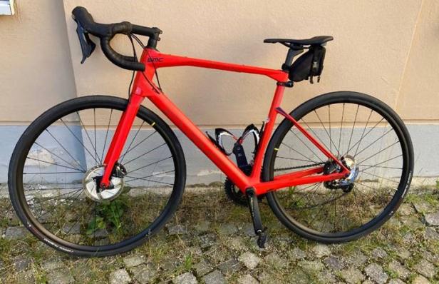 Pkw-Lenker rammte Rennradfahrer im Bezirk Krems und flüchtete