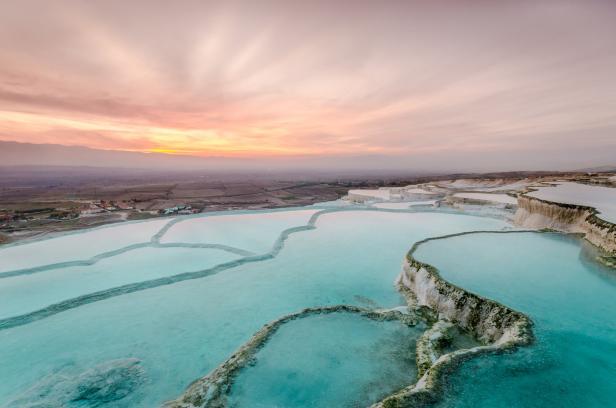 Die Kalksinterterrassen von Pamukkale in der Türkei bei Sonnenuntergang.