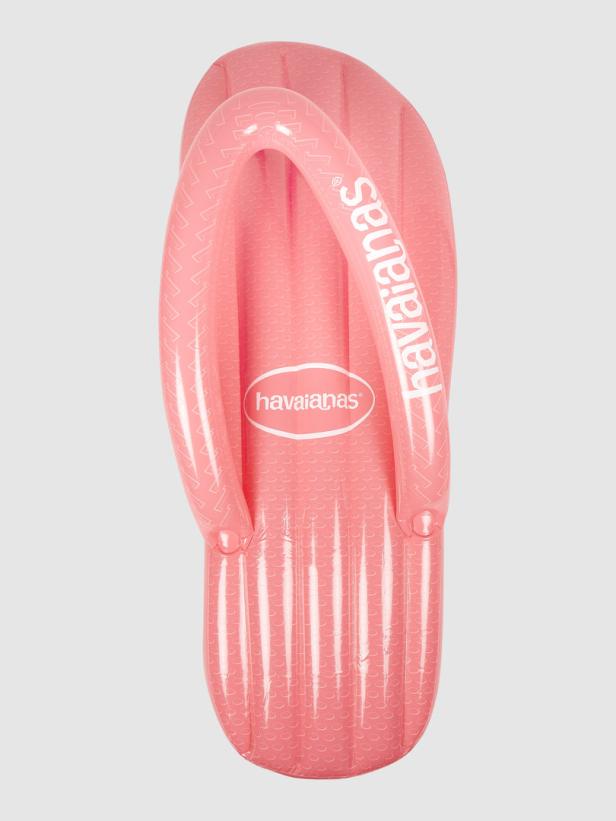 Eine rosafarbene Luftmatratze in Form eines Havaianas-Zehentrenners.