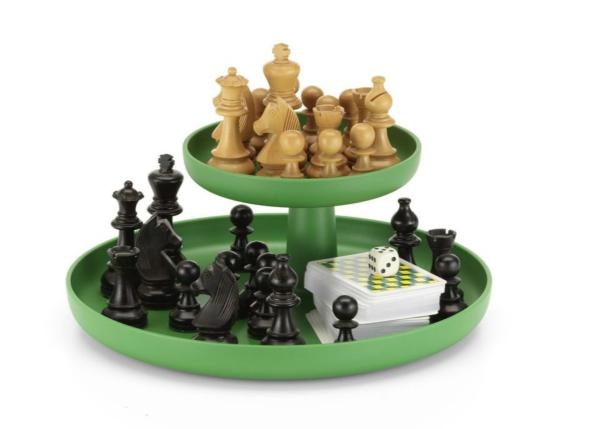 Schachfiguren und Spielkarten auf einem zweistöckigen, grünen Serviertablett.