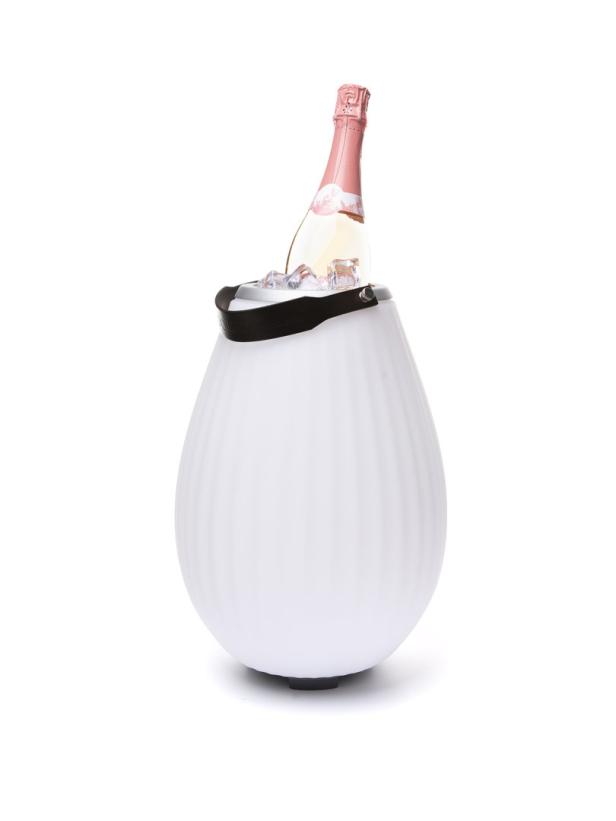 Eine Flasche Roséwein steht in einem weißen Weinkühler mit Eiswürfeln.