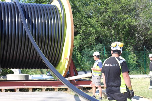 Holländische Riesenkabel werden in Simmering verlegt