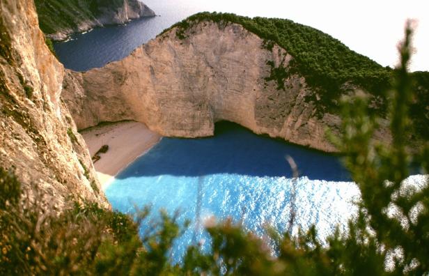 Blick von oben auf die Navagio-Bucht mit einem Schiffswrack in Zakynthos, Griechenland.
