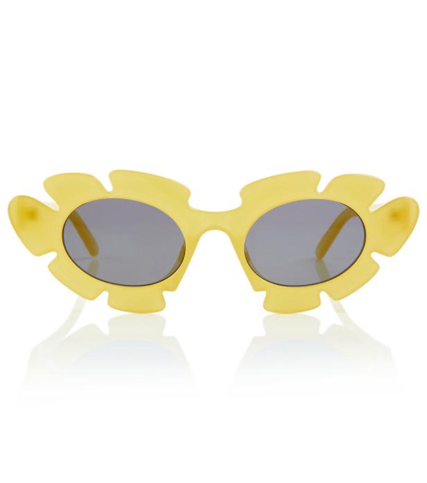 Eine gelbe Sonnenbrille mit einem ungewöhnlichen, blütenartigen Design.