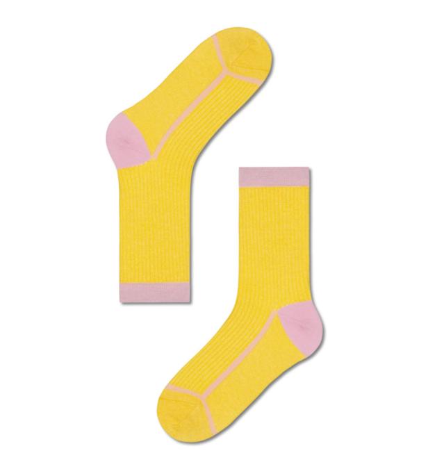 Zwei gelbe Socken mit rosa Bündchen und Ferse liegen auf einem weißen Hintergrund.