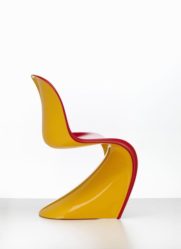 Ein gelber Panton Chair mit roter Umrandung vor einem weißen Hintergrund.