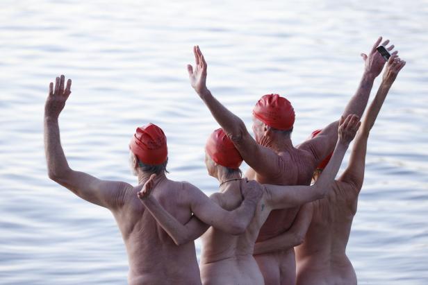 Tausende Nacktschwimmer feierten in Tasmanien die Wintersonnenwende