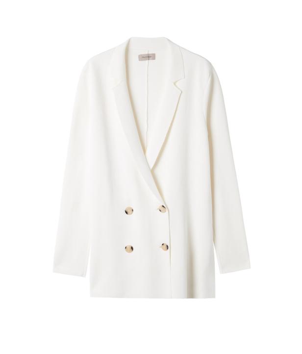 Ein weißer Blazer mit vier Knöpfen vor einem weißen Hintergrund.