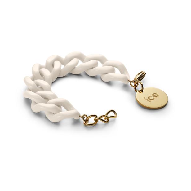 Ein weißes Kettengliederarmband mit einem goldenen Anhänger mit der Aufschrift „ice“.
