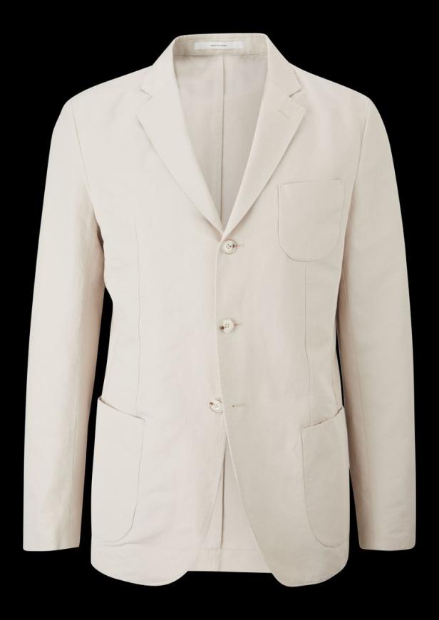Ein hellbeiger Blazer mit drei Knöpfen und aufgesetzten Taschen.