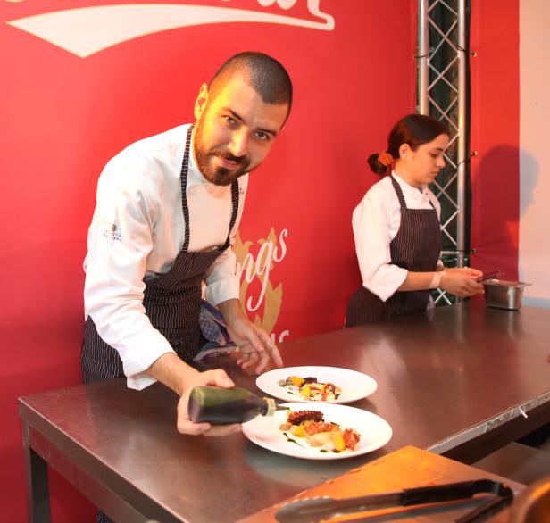 Francesco Milicia garniert ein Gericht mit einem dunklen Dressing.