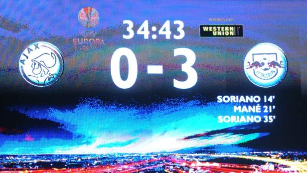 Anzeigetafel eines Fußballspiels zwischen Ajax und FC Salzburg mit dem Spielstand 0:3.