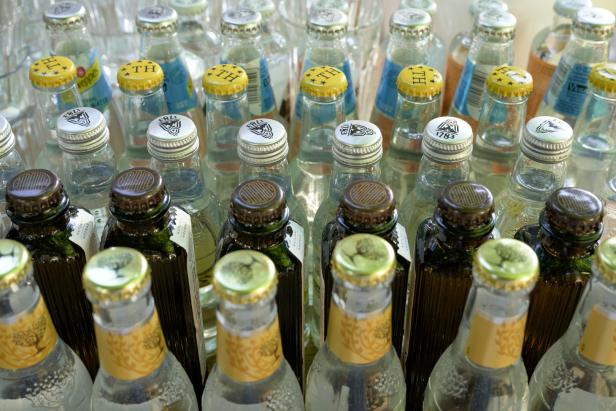 Verschiedene Flaschen mit Getränken, darunter Schweppes und andere Marken.
