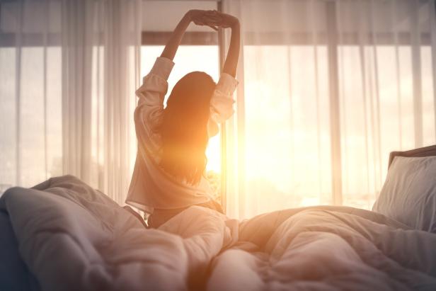 Eine Frau beim Aufstehen am Morgen.
