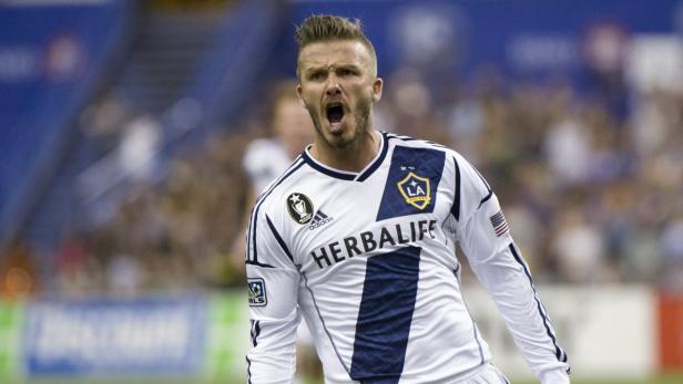 David Beckham jubelt in seinem LA Galaxy-Trikot auf dem Spielfeld.