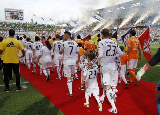 David Beckham führt das LA Galaxy Team auf dem roten Teppich an.