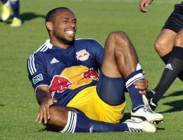 Thierry Henry, im Trikot der New York Red Bulls, sitzt verletzt auf dem Rasen.