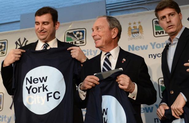 Michael Bloomberg präsentiert Trikots des New York City FC.