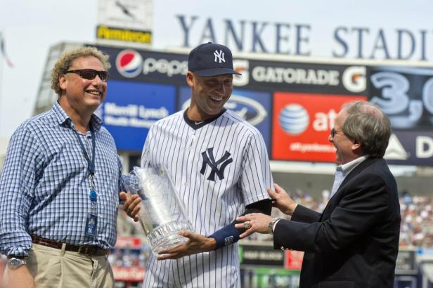 Derek Jeter erhält eine Trophäe vor dem Yankee Stadium.