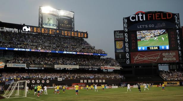 Ein Fußballspiel im Citi Field Stadion vor einer großen Zuschauermenge.