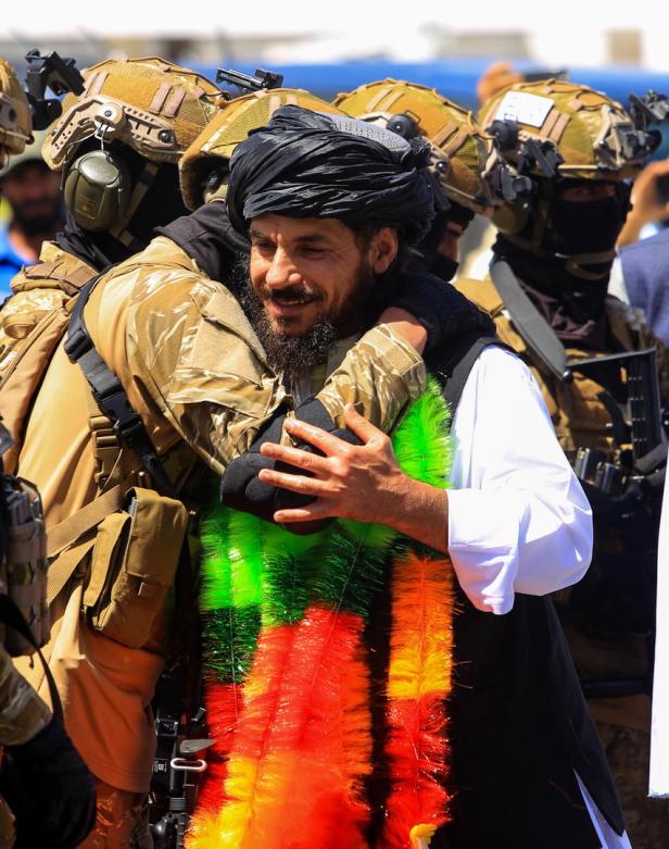 Guantanamo-Häftling wird in Afghanistan wie ein Held empfangen