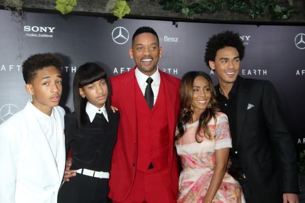 Will Smith posiert mit seiner Familie auf einem Event für „After Earth“.