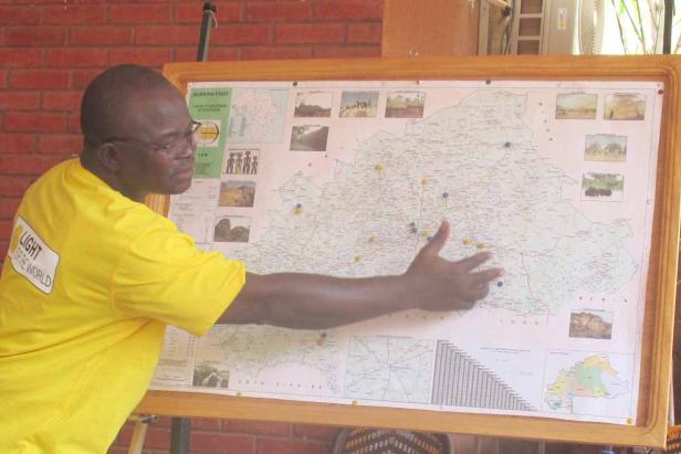 Ein Mann erklärt eine Karte von Burkina Faso.