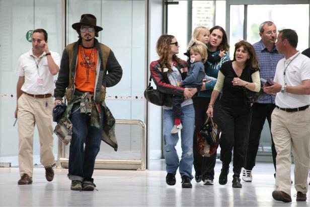 Johnny Depp mit Familie auf einem Flughafen unterwegs.