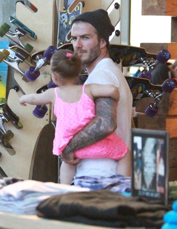 David Beckham trägt seine Tochter in einem Skateboard-Laden.