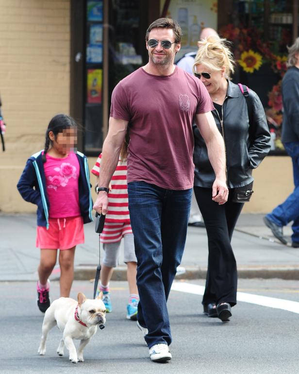 Hugh Jackman geht mit seiner Familie und einem Hund spazieren.
