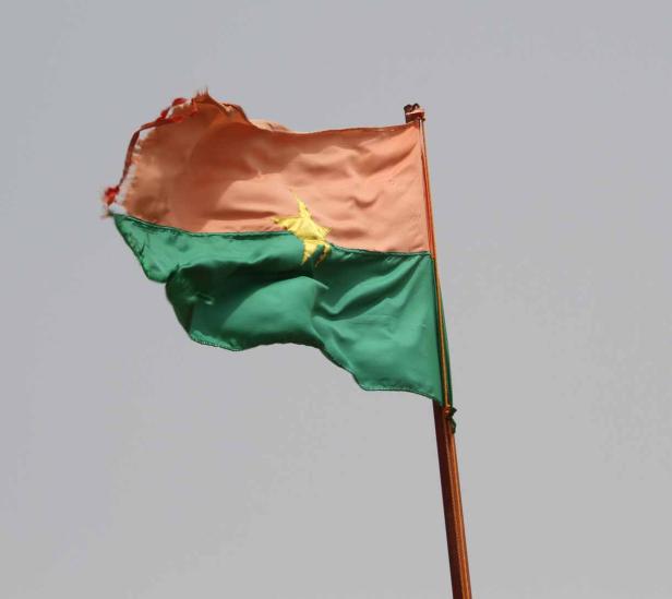 Die Flagge von Burkina Faso weht im Wind.