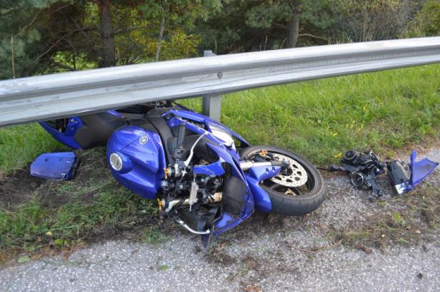 Ungebremst in Leitschiene: Biker stirbt nach Horrorcrash