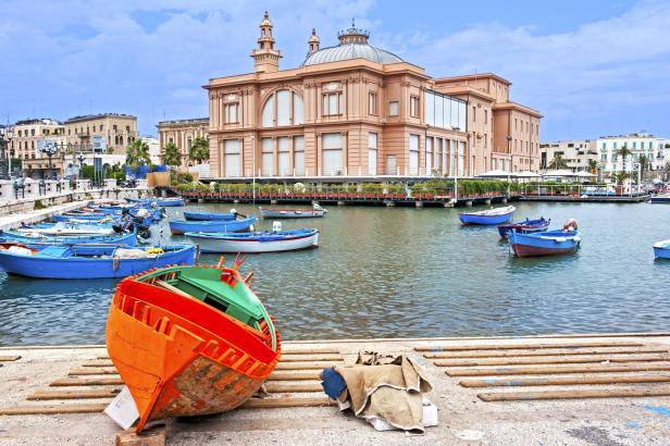 Bunte Boote liegen im Hafen von Bari vor dem Teatro Margherita.