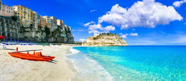 Ein orangefarbenes Rettungsboot liegt am Strand von Tropea, Kalabrien.