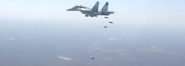 Ein Kampfjet wirft Bomben über einem bewölkten Gebiet ab.