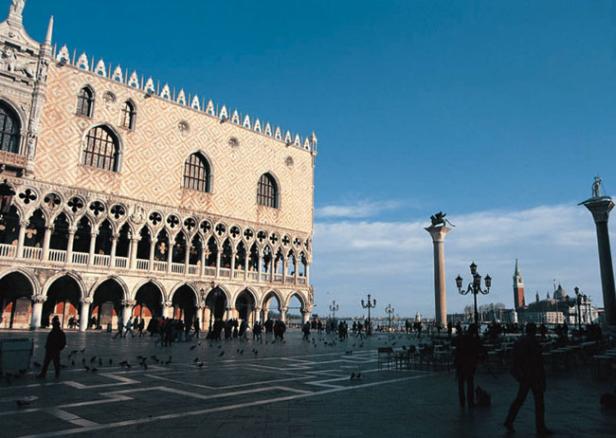 Der Dogenpalast und der Markusplatz in Venedig an einem sonnigen Tag.
